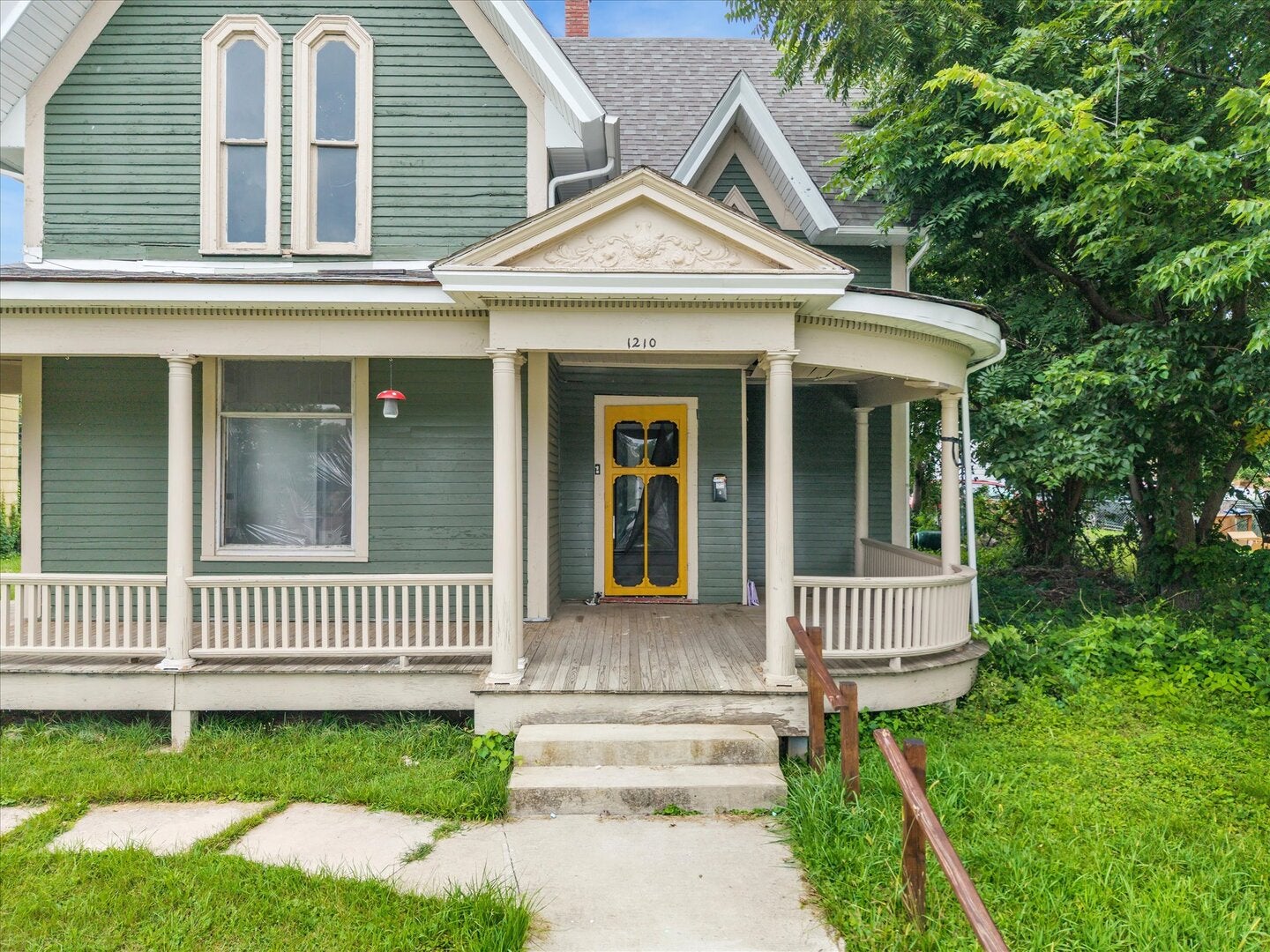 1210 TREMONT Avenue