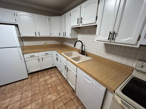 Tiny photo for 9731 N Fox Glen Drive #5C, Niles, IL 60714 (MLS # 12552928)