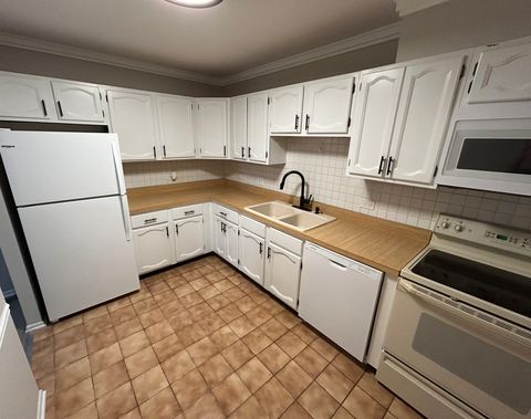 Tiny photo for 9731 N Fox Glen Drive #5C, Niles, IL 60714 (MLS # 12552928)