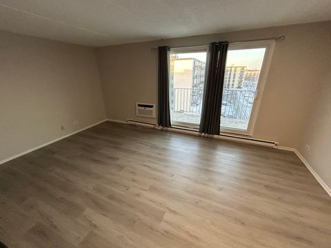 Tiny photo for 9731 N Fox Glen Drive #5C, Niles, IL 60714 (MLS # 12552928)