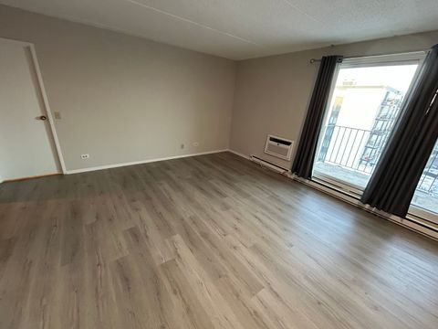 Tiny photo for 9731 N Fox Glen Drive #5C, Niles, IL 60714 (MLS # 12552928)