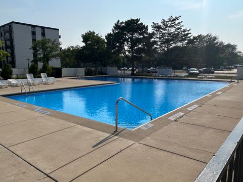 Tiny photo for 9731 N Fox Glen Drive #5C, Niles, IL 60714 (MLS # 12552928)