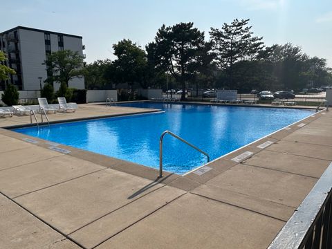 Tiny photo for 9731 N Fox Glen Drive #5C, Niles, IL 60714 (MLS # 12552928)