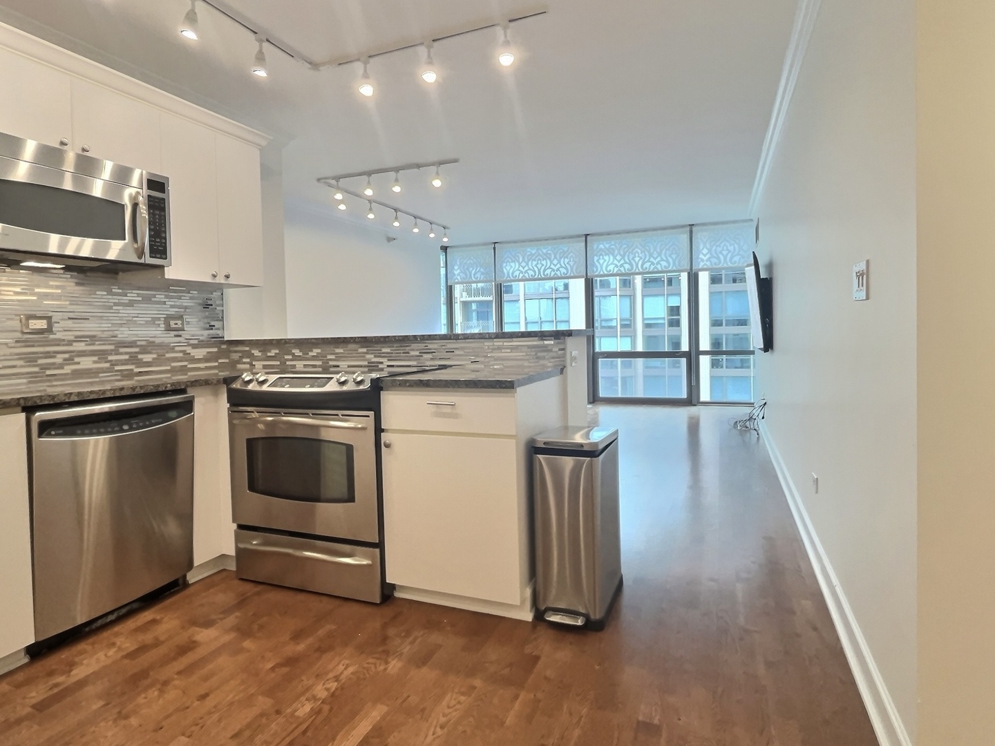 2 E Erie Street 1614