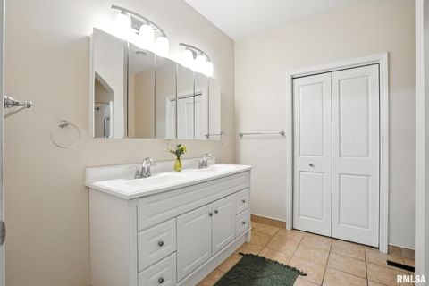 Tiny photo for 1013 2ND Street Court, Moline, IL 61265 (MLS # QC4265693)