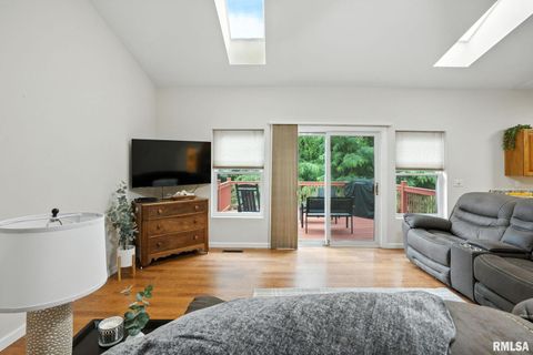 Tiny photo for 1013 2ND Street Court, Moline, IL 61265 (MLS # QC4265693)