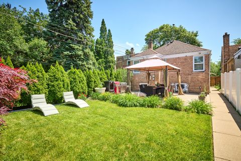 Tiny photo for 4828 W Berwyn Avenue, Chicago, IL 60630 (MLS # 12605268)