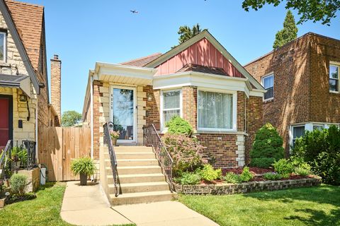 Photo of 4828 W Berwyn Avenue, Chicago, IL 60630 (MLS # 12605268)