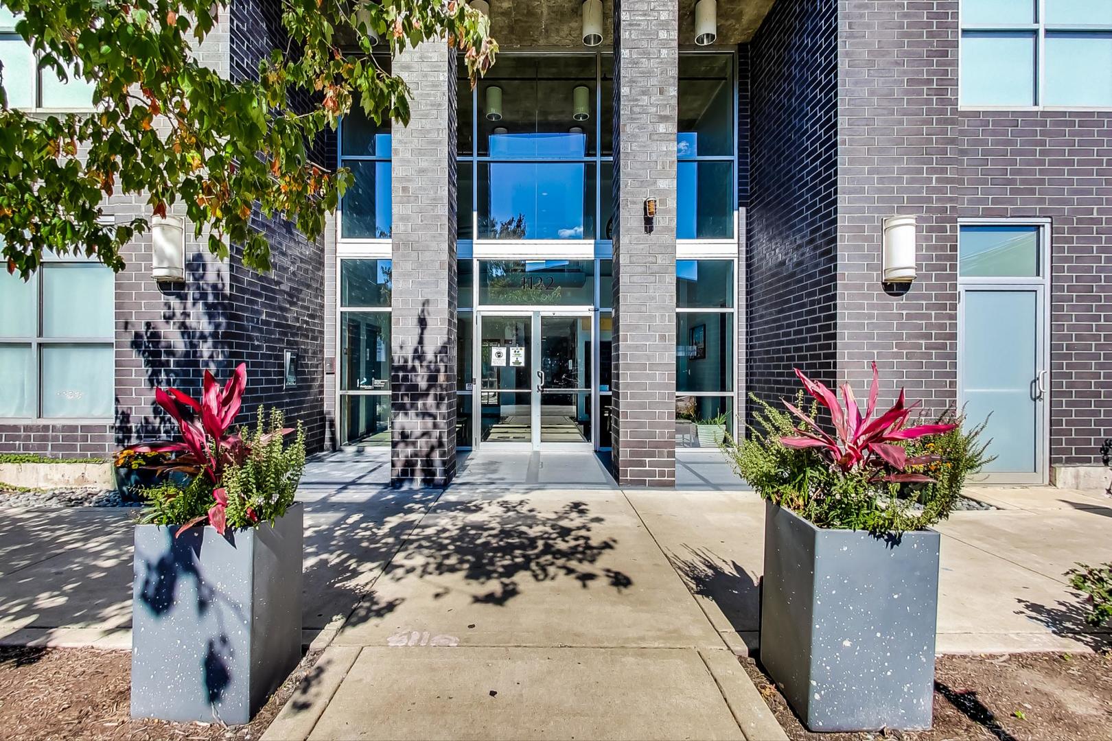 1122 W Catalpa Avenue 815