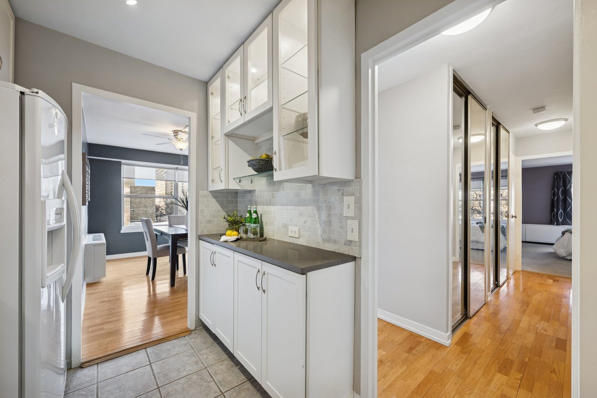 6157 N Sheridan Road 3M