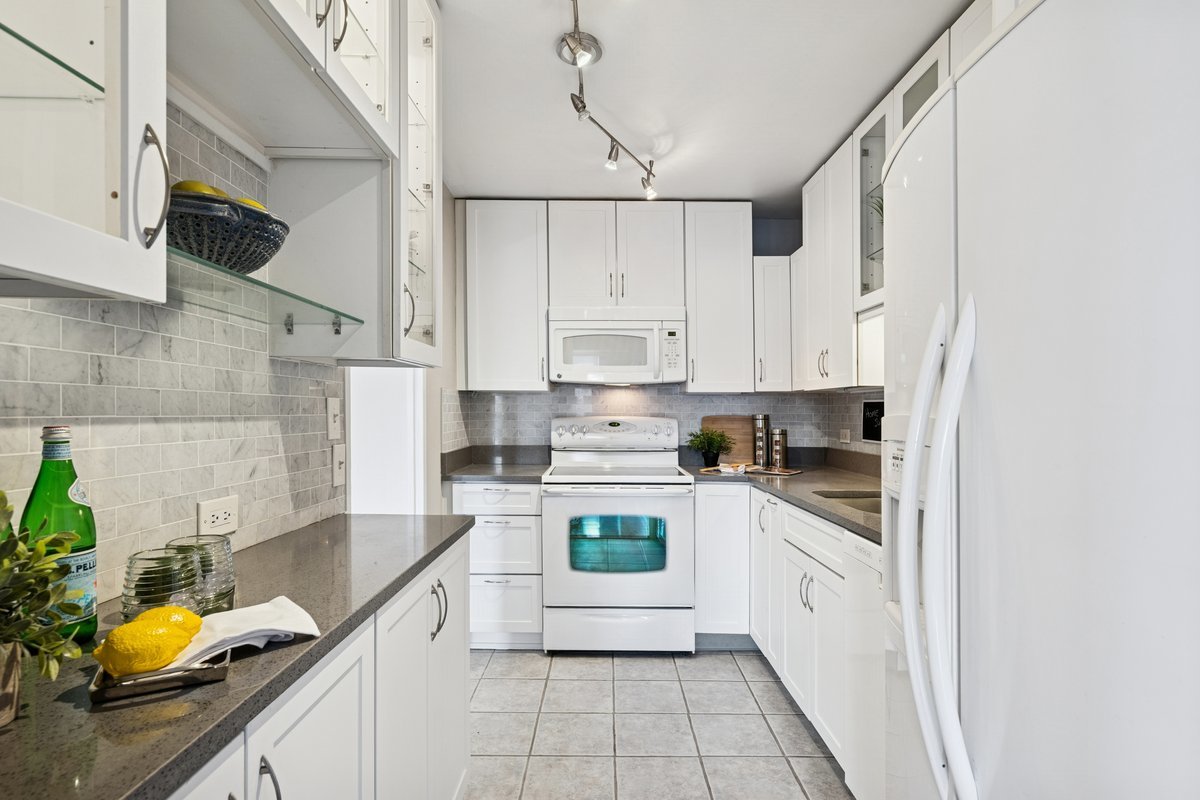 6157 N Sheridan Road 3M