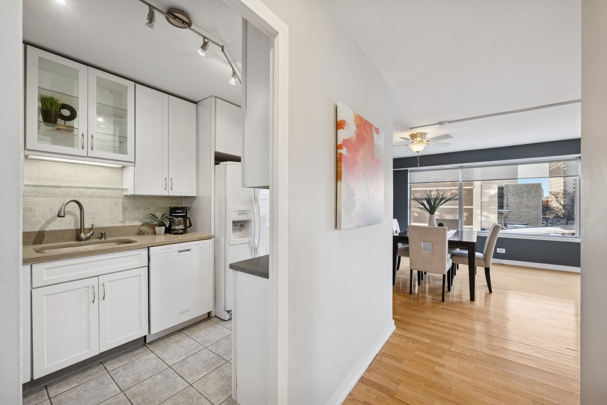 6157 N Sheridan Road 3M