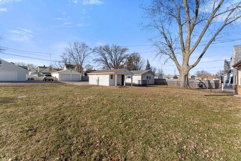 Tiny photo for 2341 33 Street, Moline, IL 61265 (MLS # 100000403)