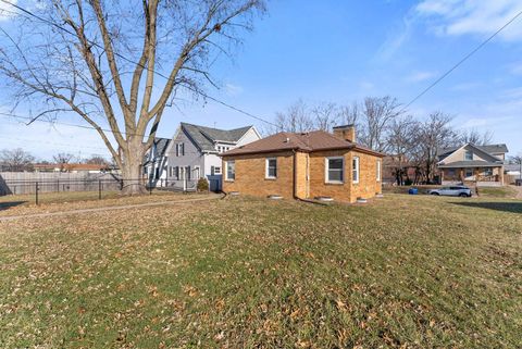 Tiny photo for 2341 33 Street, Moline, IL 61265 (MLS # 100000403)