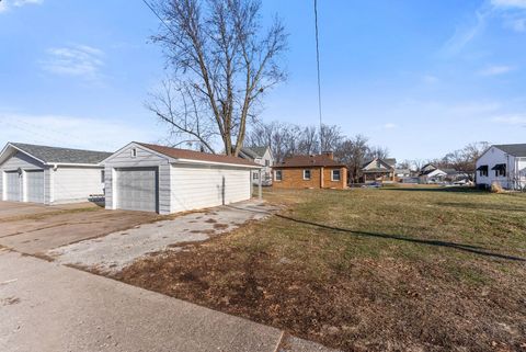 Tiny photo for 2341 33 Street, Moline, IL 61265 (MLS # 100000403)