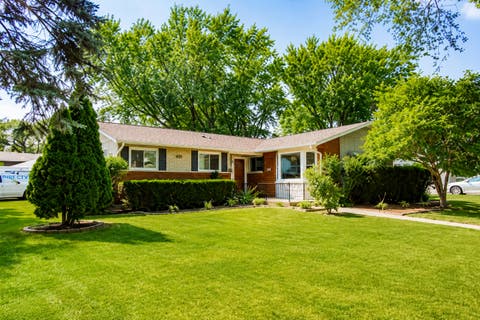 Photo of 230 Fleetwood Lane, Elk Grove Village, IL 60007 (MLS # 12716327)