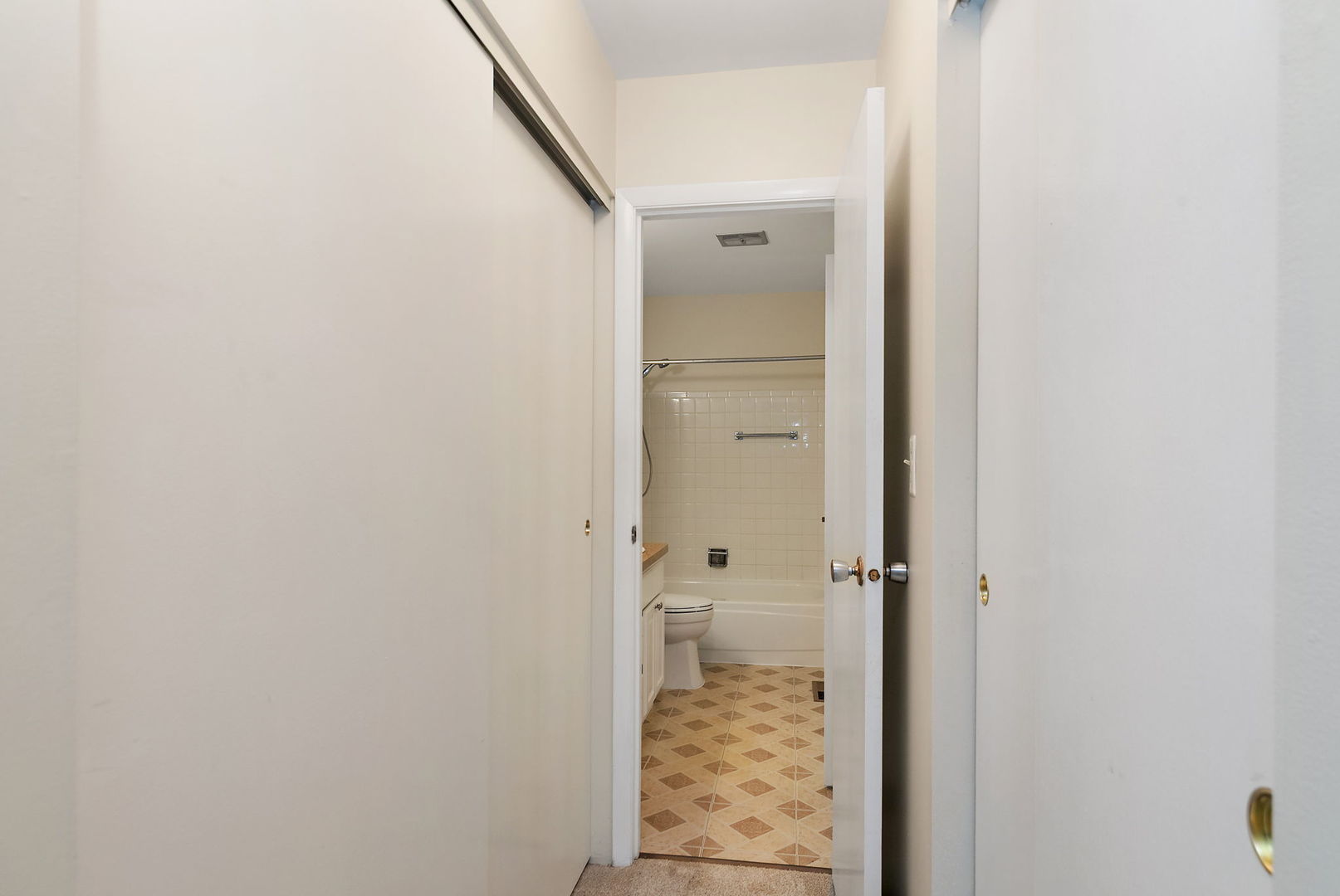 McHenry, Illinois 60050, United States, 2 Bedrooms Bedrooms, ,1 BathroomBathrooms,Residential,Active,218232