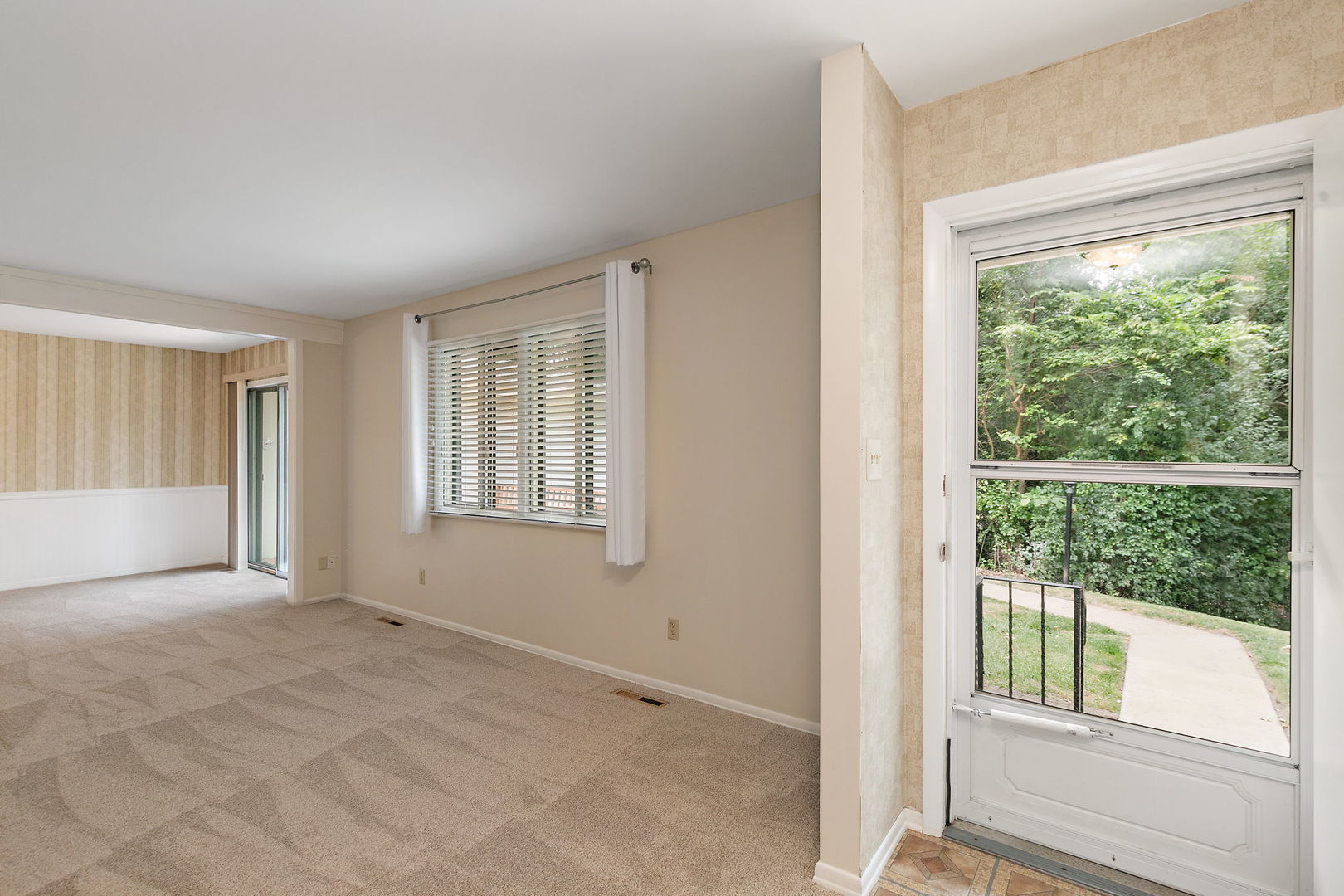 McHenry, Illinois 60050, United States, 2 Bedrooms Bedrooms, ,1 BathroomBathrooms,Residential,Active,218232