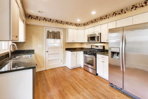 Tiny photo for 621 E Grove Street, Arlington Heights, IL 60005 (MLS # 12596304)