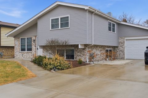 Tiny photo for 2221 Charmingfare Drive, Woodridge, IL 60517 (MLS # 12584884)