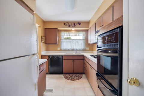 Tiny photo for 215 PARKCHESTER Road, Elk Grove Village, IL 60007 (MLS # 12746302)