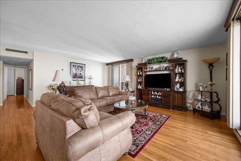 Tiny photo for 6007 N SHERIDAN Road #37B, Chicago, IL 60660 (MLS # 12485366)