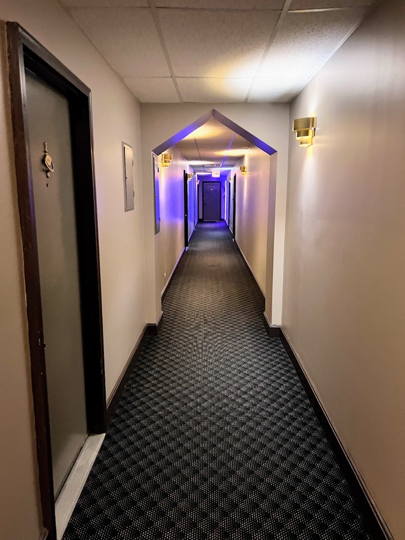 3933 N Clarendon Avenue 406