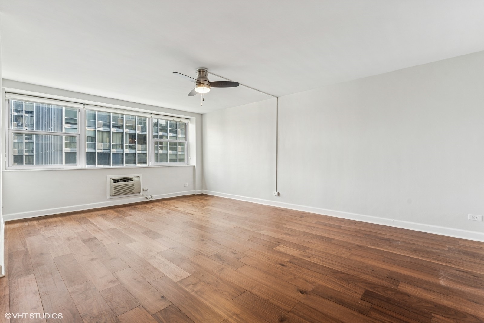 253 E Delaware Place 10E