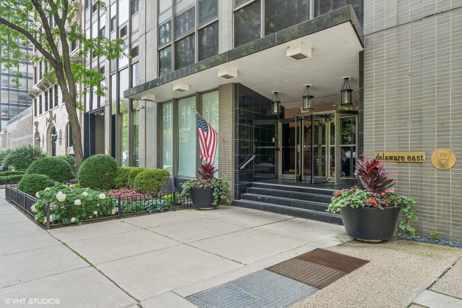 253 E Delaware Place 10E