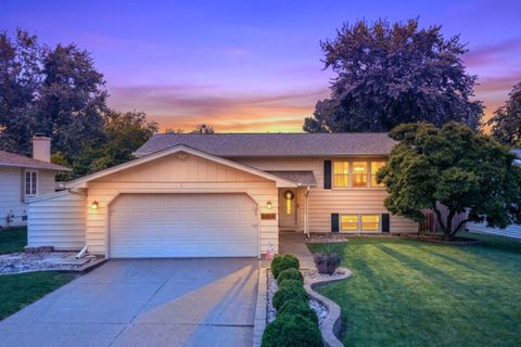 Tiny photo for 4034 DENNISTON Court, Bettendorf, IA 52722 (MLS # 12655902)