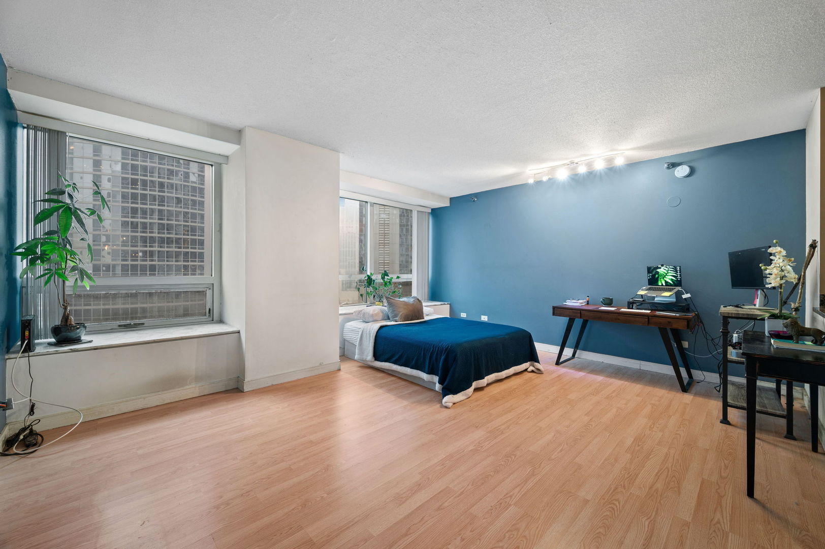 512 N McClurg Court 708