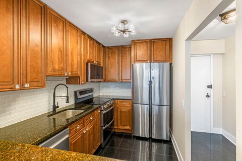 Tiny photo for 5415 N SHERIDAN Road #915, Chicago, IL 60640 (MLS # 12601025)