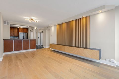 Tiny photo for 5415 N SHERIDAN Road #915, Chicago, IL 60640 (MLS # 12601025)