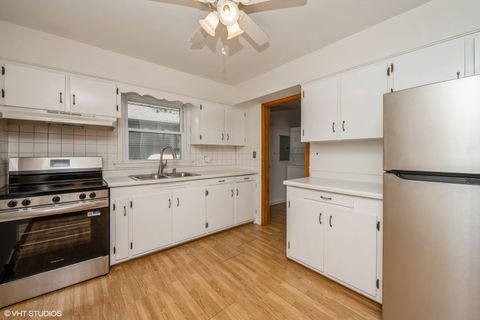 Tiny photo for 947 Ridgeland Avenue, Mundelein, IL 60060 (MLS # 12431617)