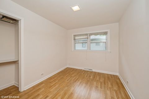 Tiny photo for 947 Ridgeland Avenue, Mundelein, IL 60060 (MLS # 12431617)