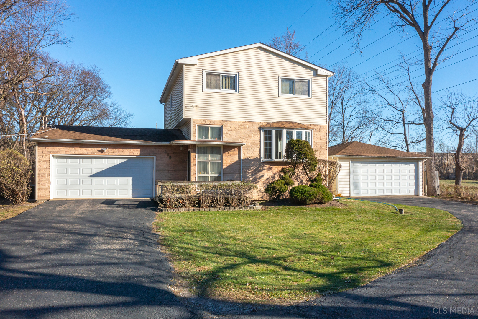 225 N East River Road