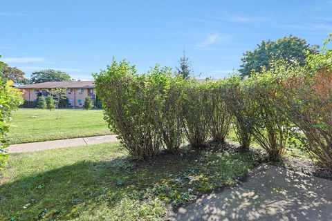 Tiny photo for 838 E Old Willow Road #105, Prospect Heights, IL 60070 (MLS # 12480678)