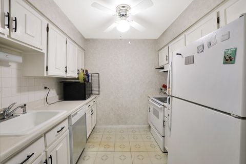 Tiny photo for 838 E Old Willow Road #105, Prospect Heights, IL 60070 (MLS # 12480678)