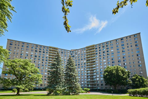 Photo of 7061 N Kedzie Avenue #913, Chicago, IL 60645 (MLS # 12684234)