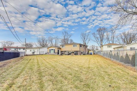 Tiny photo for 725 Elizabeth Lane, Des Plaines, IL 60016 (MLS # 12583682)