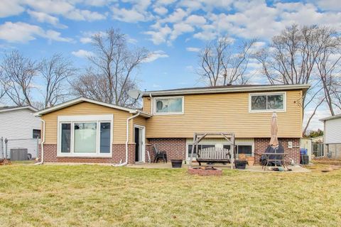 Tiny photo for 725 Elizabeth Lane, Des Plaines, IL 60016 (MLS # 12583682)