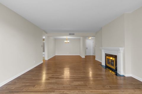 Tiny photo for 22 Park Lane #404, Park Ridge, IL 60068 (MLS # 12625786)