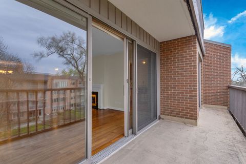 Tiny photo for 22 Park Lane #404, Park Ridge, IL 60068 (MLS # 12625786)