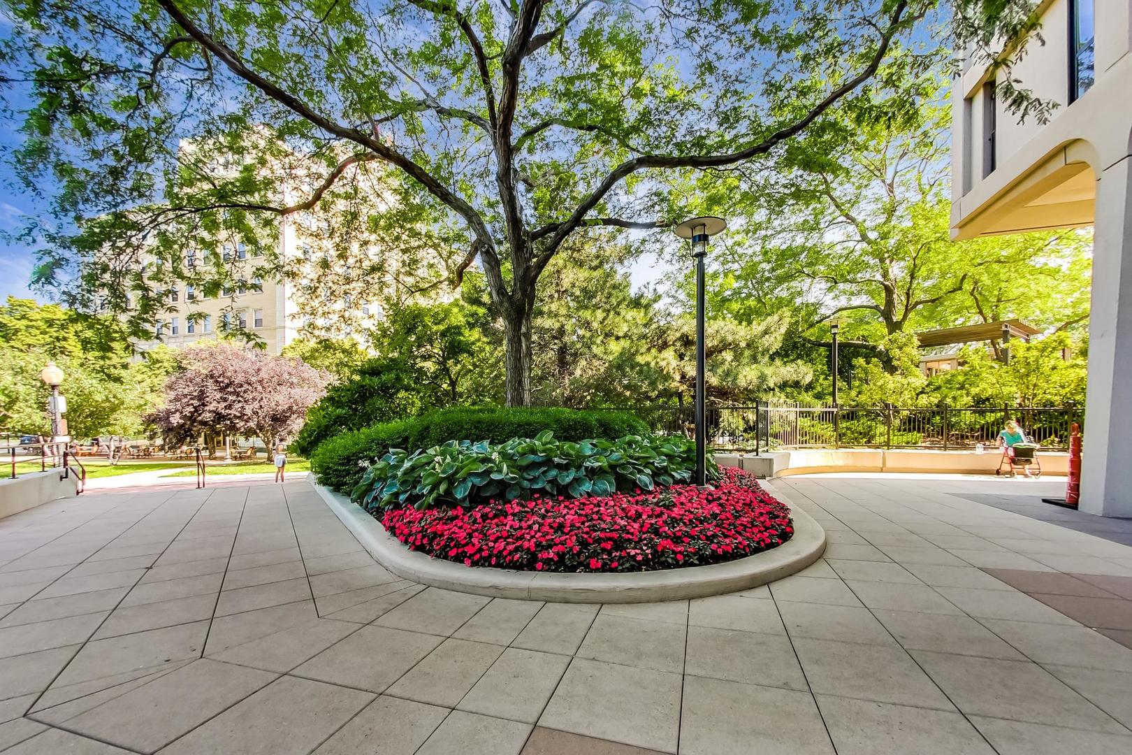 1960 N Lincoln Park West Avenue 408