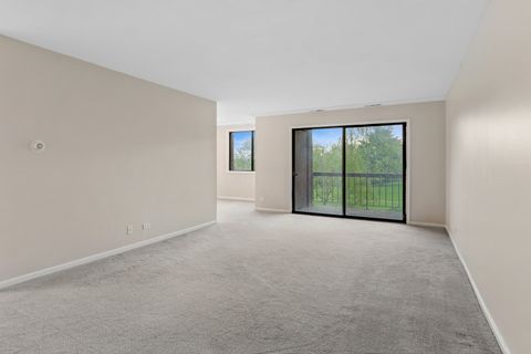Tiny photo for 460 Raintree Court #2N, Glen Ellyn, IL 60137 (MLS # 12521943)