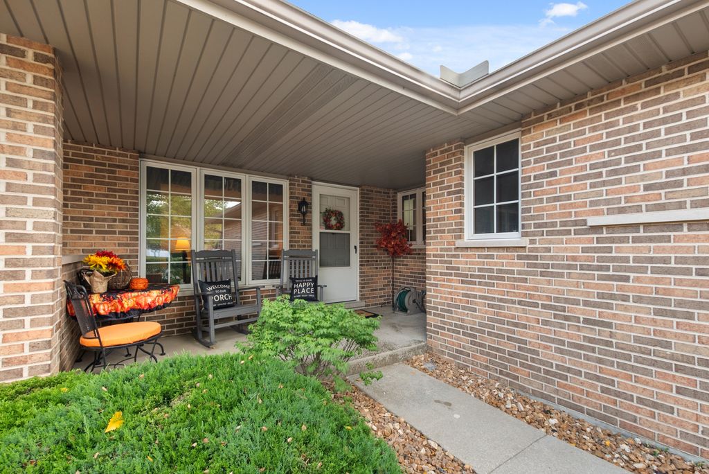 Photo for 5002 W Circle Place, Crestwood, IL 60418 (MLS # 12501288)