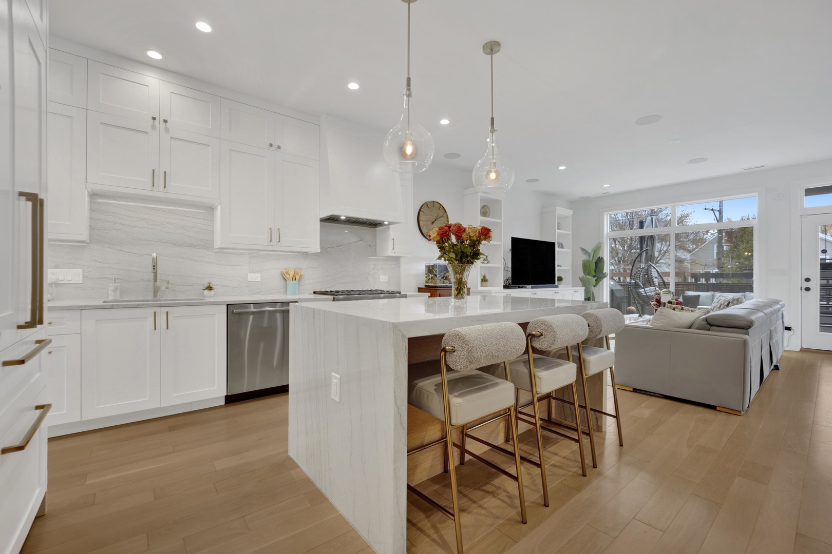 1533 W Barry Avenue 2