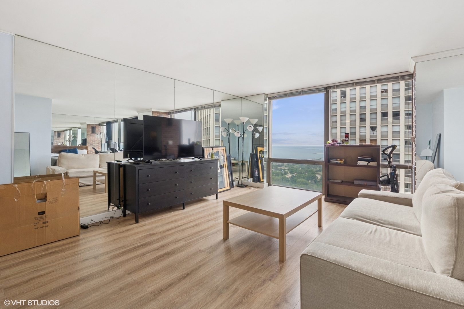 2650 N Lakeview Avenue 3504