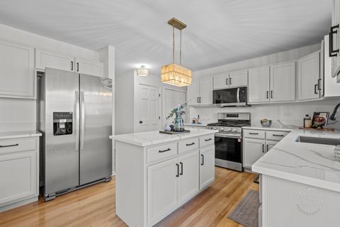 Tiny photo for 225 N Canterbury Road, Aurora, IL 60506 (MLS # 12593692)