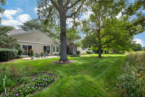 Tiny photo for 18 The Court Of Greenway Court, Northbrook, IL 60062 (MLS # 12769096)